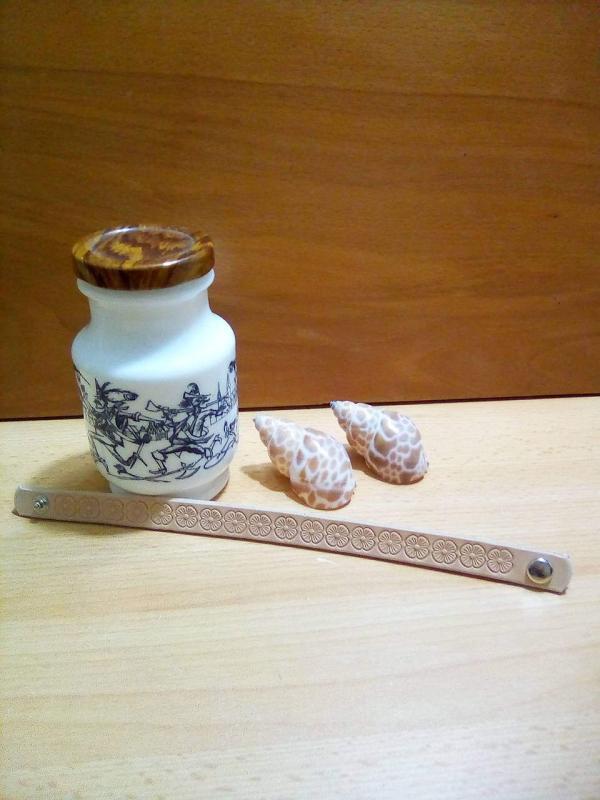 Kvalitný kožený náramok – béžový, zdobený kvetmi