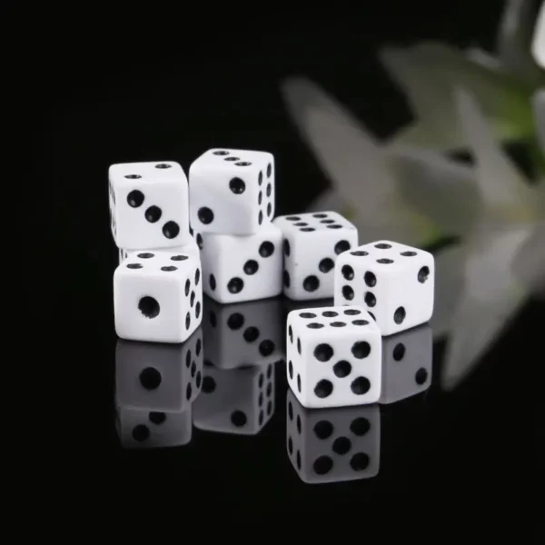 Hracie kocky - mini, 5mm - biele/čierne - 15 kusov - Image 2